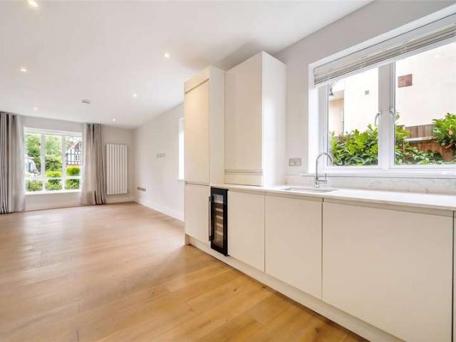 Flat for sale in Gerrards Cross, Denham