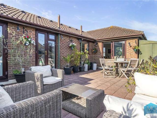 Flat for sale in Woodside Park, Greater London