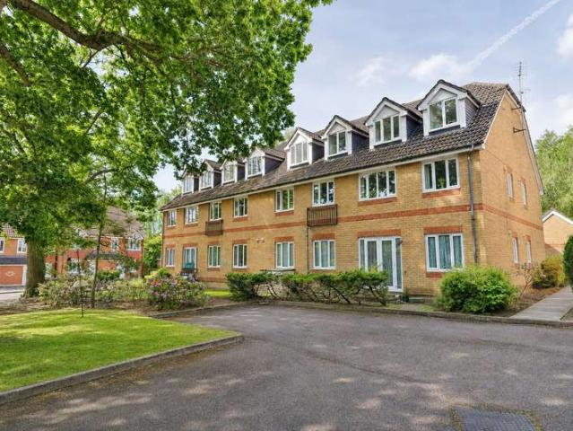 Flat for sale in Knaphill, Woking