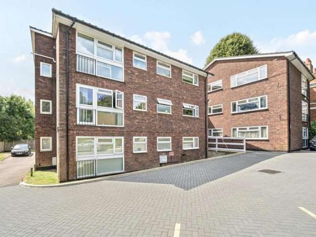 Flat for sale in Little Stanmore, Greater London