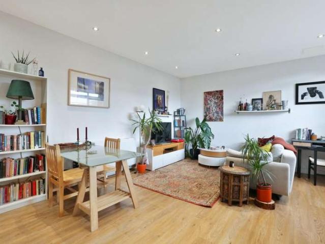Flat for sale in Camberwell, Greater London