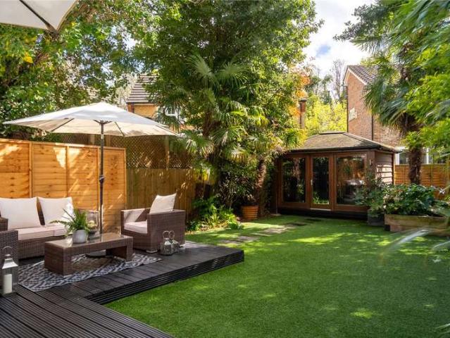 Flat for sale in Tulse Hill, Greater London
