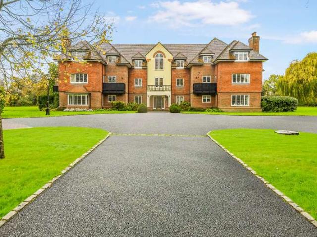 Flat for sale in Pyrford Green, Woking