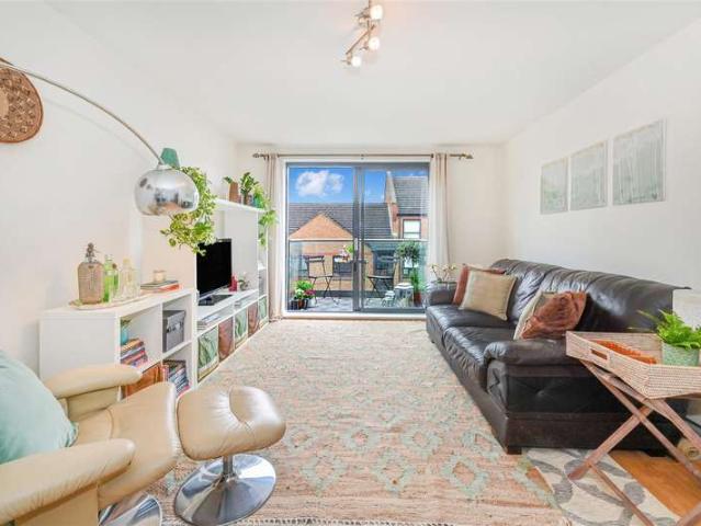 Flat for sale in Isle Of Dogs, Greater London