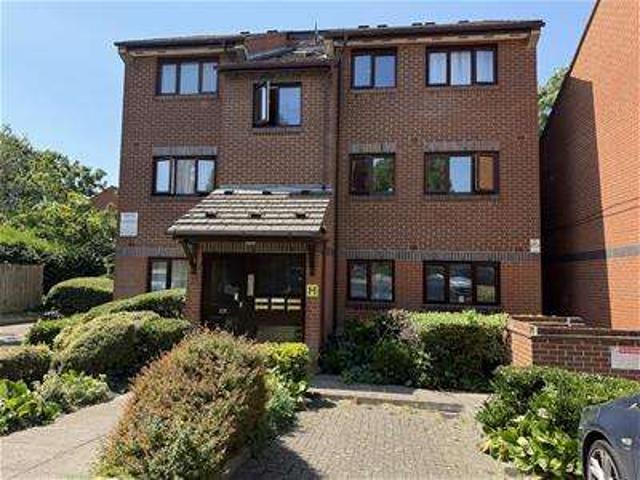 Flat for sale in Furzedown, Greater London