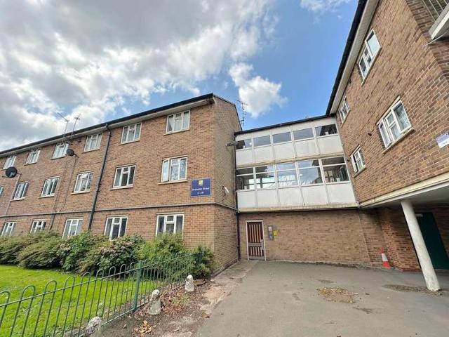 Flat for sale in Goldthorn Hill, West Midlands