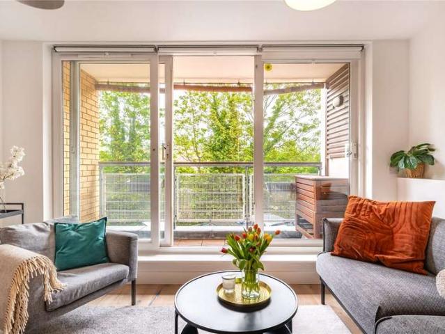 Flat for sale in Shacklewell, Greater London