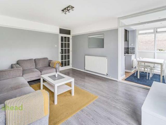 Flat for sale in London Borough of Croydon, Kenley