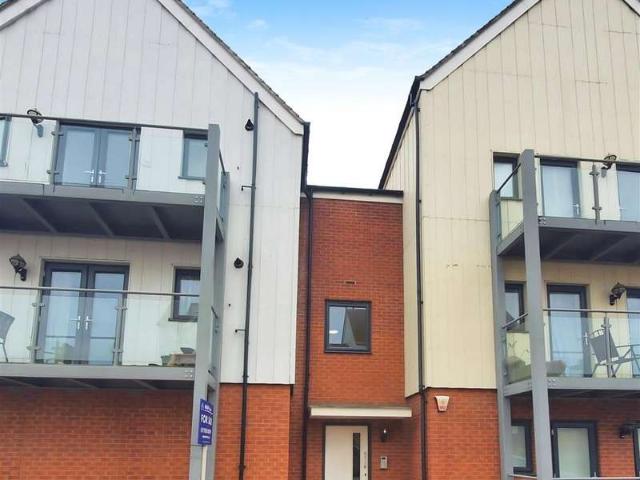 Flat for sale in South Ockendon, Essex