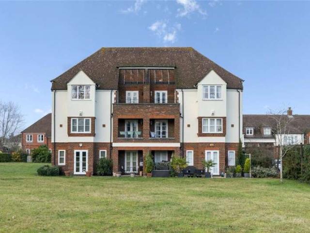 Flat for sale in Woking, Surrey