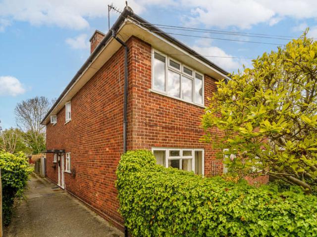 Flat for sale in Chattern Hill, Lower Halliford