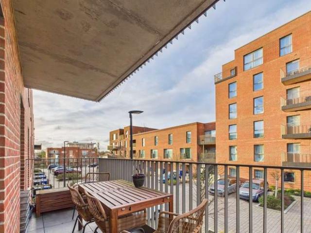 Flat for sale in Harrow Weald, Greater London