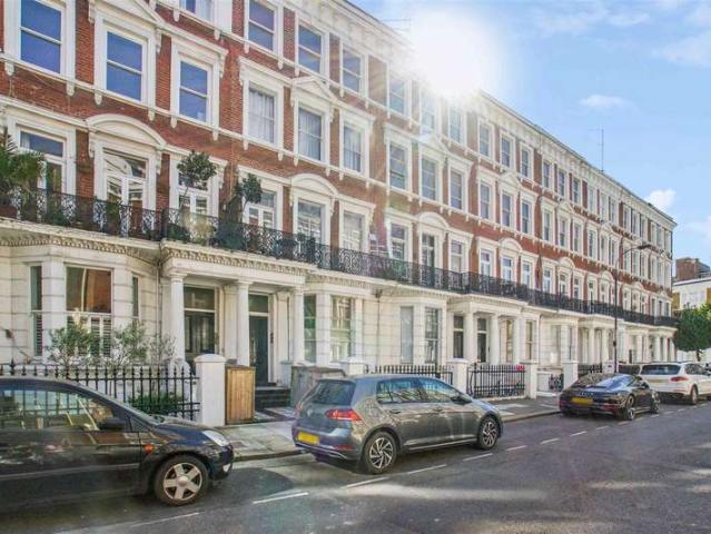 Flat for sale in Brook Green, Greater London