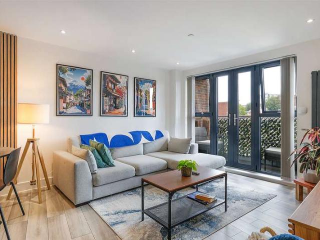 Flat for sale in Pachesham Park, Surrey