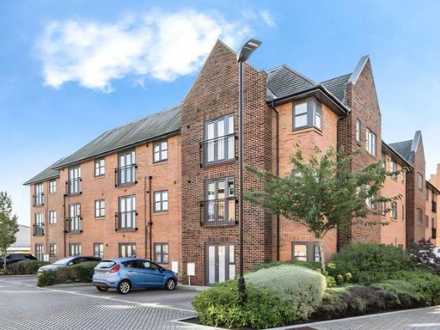 Flat for sale in Hart, Hampshire