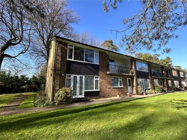 Flat for sale in Fole, Surrey