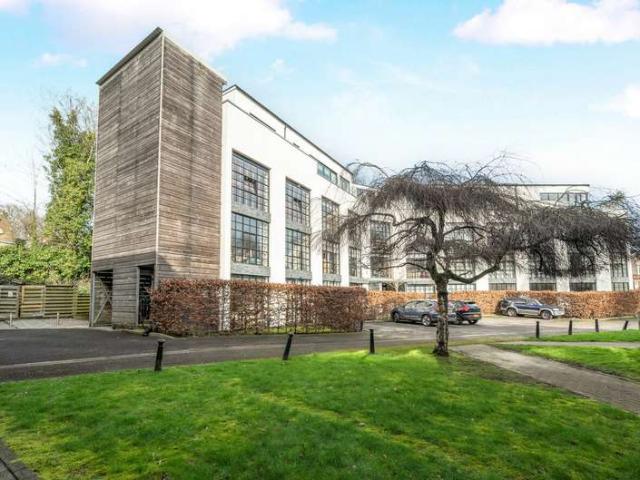 Flat for sale in Holloway Hill, Fole