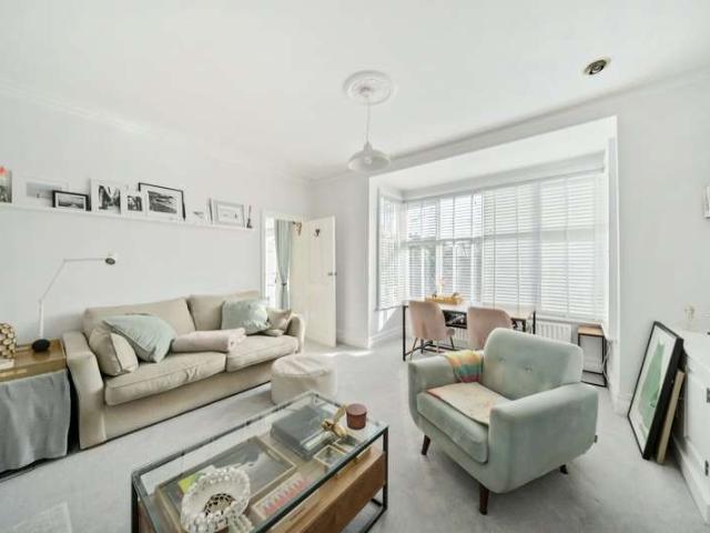 Flat for sale in Hampton Wick, Greater London