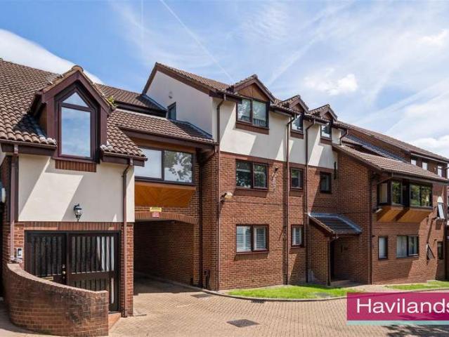 Flat for sale in Southgate, Greater London