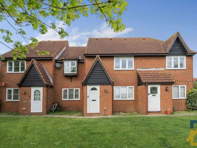 Flat for sale in Elm Park, Greater London