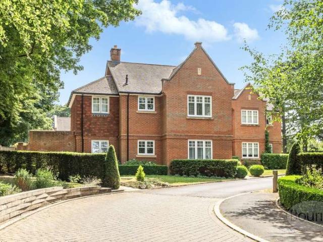 Flat for sale in Westborough, Surrey
