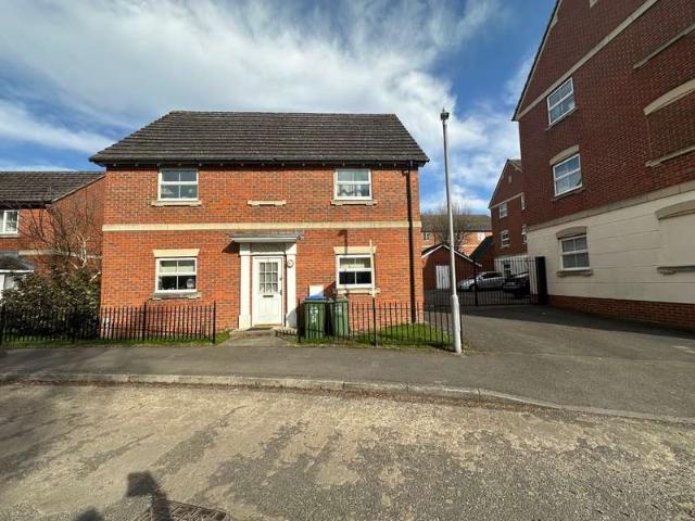 Flat for sale in Weston Turville, Buckinghamshire