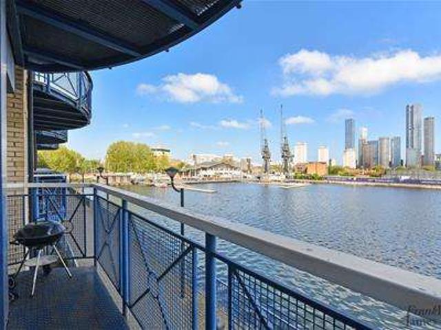 Flat for sale in Isle Of Dogs, Greater London