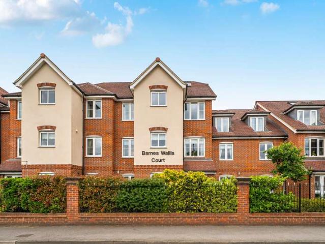 Flat for sale in Woking, Surrey