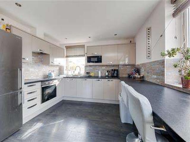 Flat for sale in Limehouse, Greater London