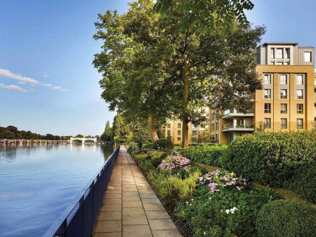 Flat for sale in Hampton Wick, Greater London