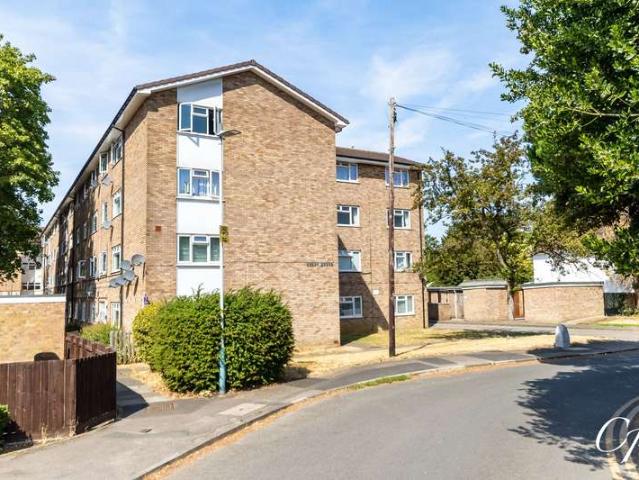 Flat for sale in Prestbury, Golden Valley
