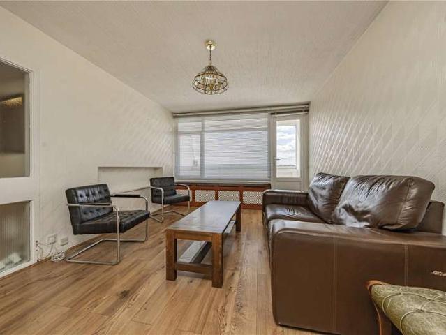 Flat for sale in Roehampton, Greater London