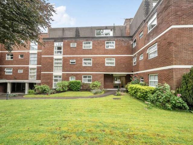 Flat for sale in Pinner, Greater London