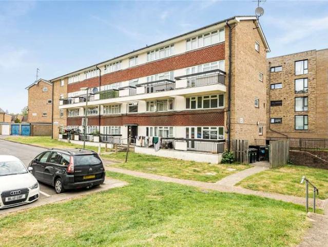 Flat for sale in Red Hill, Surrey