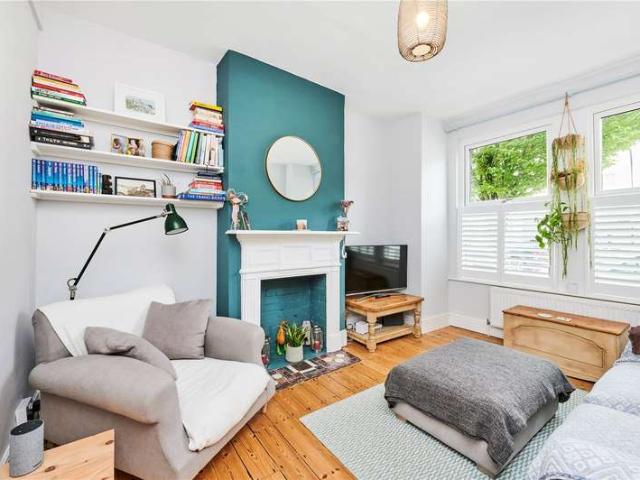 Flat for sale in Furzedown, Greater London