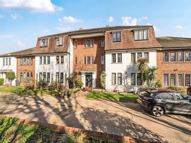 Flat for sale in Strawberry Hill, Greater London