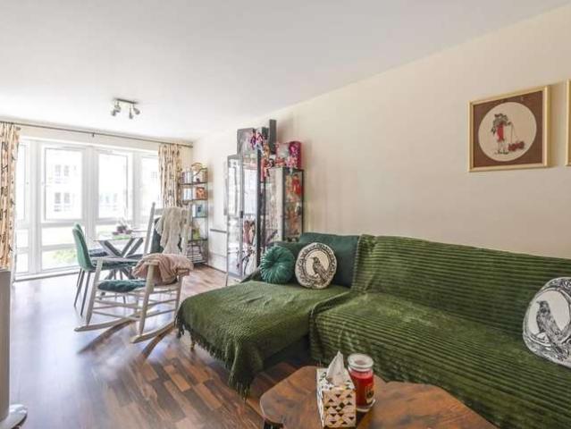 Flat for sale in Isle Of Dogs, Millwall