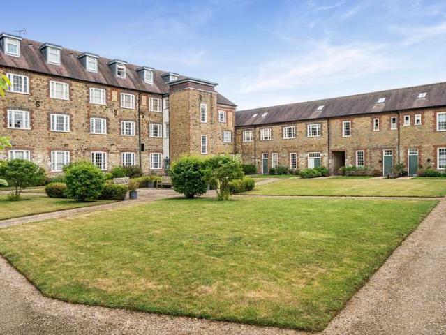 Flat for sale in Littlecote, West Sussex