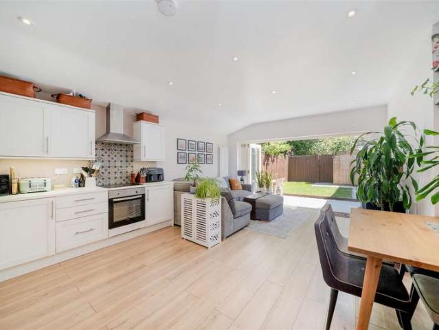 Flat for sale in London Borough of Merton, Collier's Wood