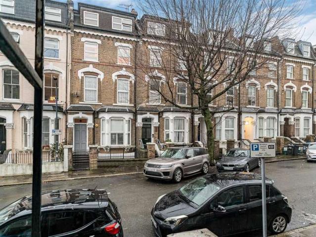 Flat for sale in Queen's Park, Greater London