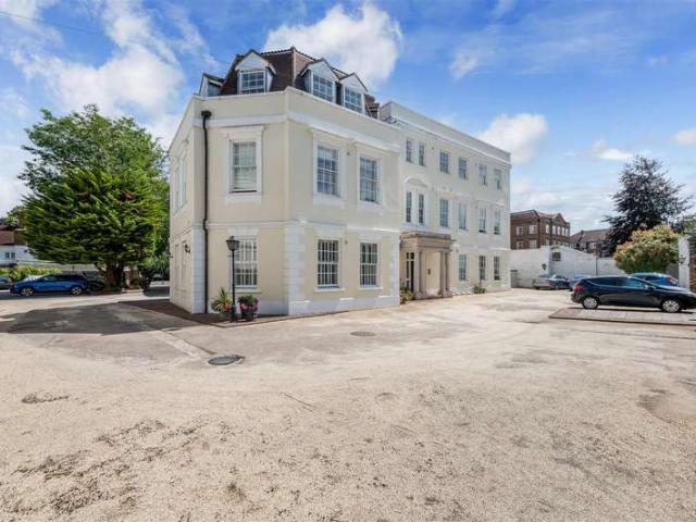 Flat for sale in Woodcote, Epsom