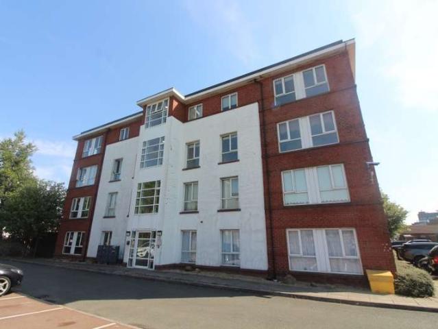 Flat for sale in Kensington, Calderstones
