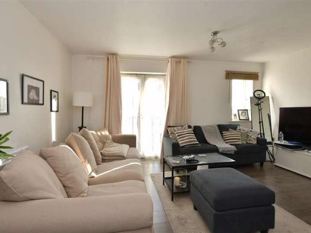 Flat for sale in Chadwell Heath, Little Heath