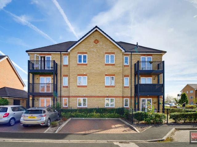 Flat for sale in West Bedfont, Spelthorne