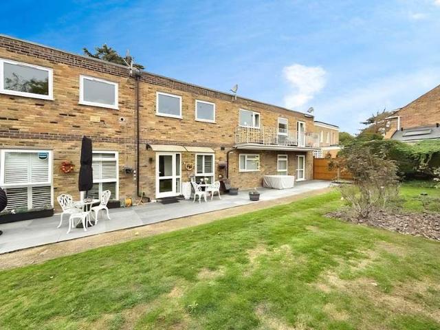 Flat for sale in Old Windsor