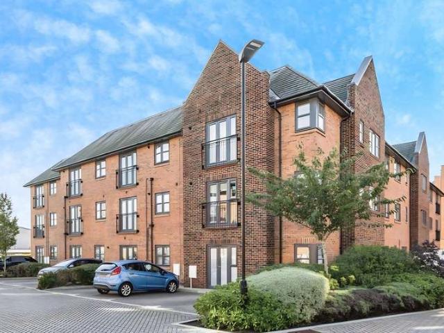 Flat for sale in Hart, Hampshire