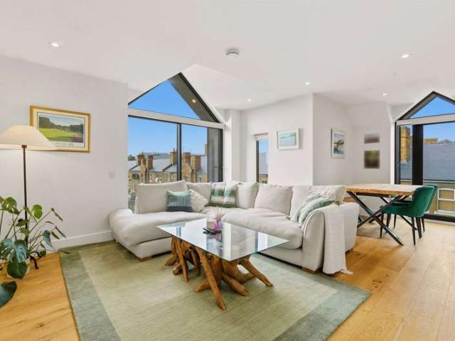 Flat for sale in Earlsfield, Greater London