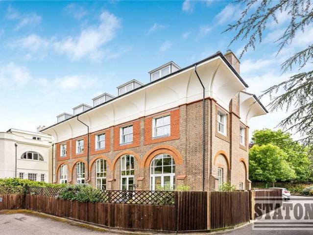 Flat for sale in New Barnet, Greater London