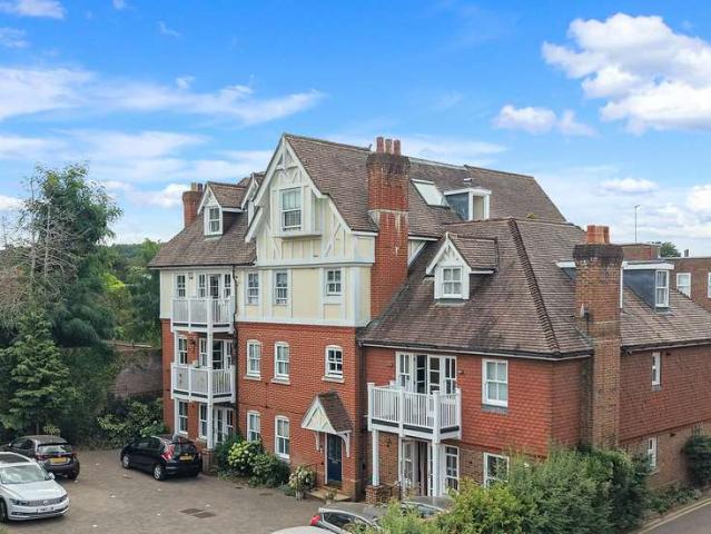 Flat for sale in Rose Hill, Pachesham Park