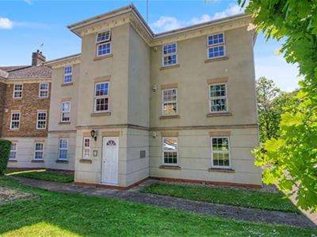 Flat for sale in Northampton, Northamptonshire